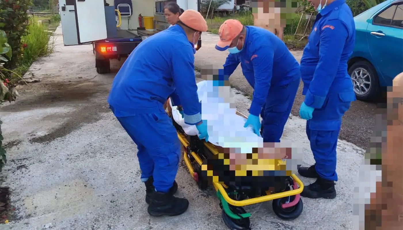 APM Selangau Transports Immobile Patient To Clinic Safely 1 Sarawak, Sarawak News, Selangau, Selangau News, Civil Defense Force, Medical Assistance, Emergency Response, APM Selangau, Nanga Sekara, Public Health