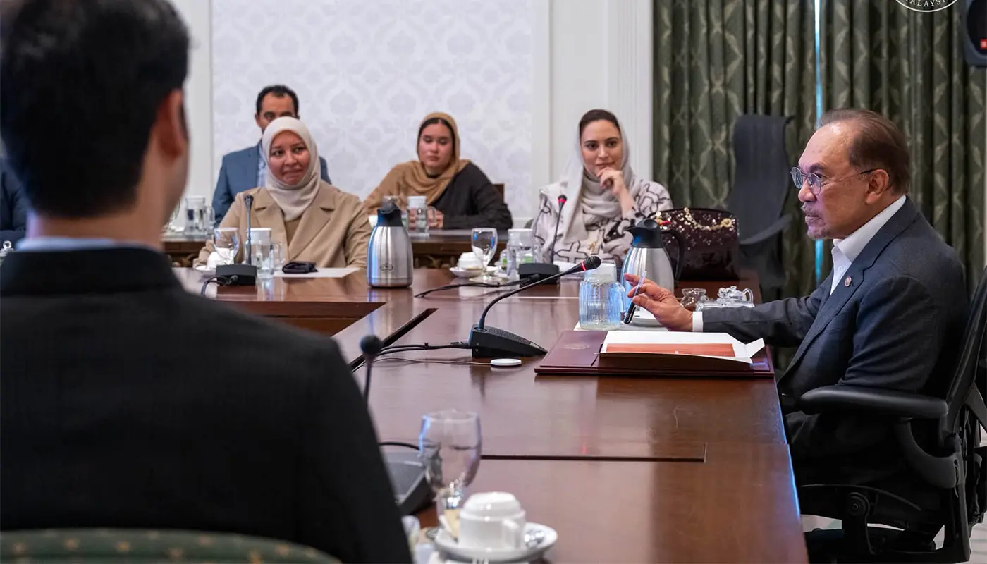 Anwar Ibrahim Urges Youth Leaders to Balance Innovation with Values 1 Sarawak, Sarawak News, Putrajaya, Putrajaya News, Malaysia, Anwar Ibrahim, Youth Leadership, AZM Global Leaders Summit, Muna AbuSulayman