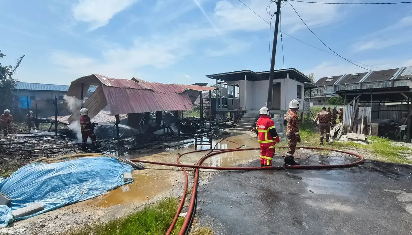 Batu Kawah Fire: Relief Efforts Underway After House Fire 1 Sarawak, Sarawak News, Kuching, Kuching News, Batu Kawah, House Fire, Emergency Response, Community Support, Dr Sim Kui Hian