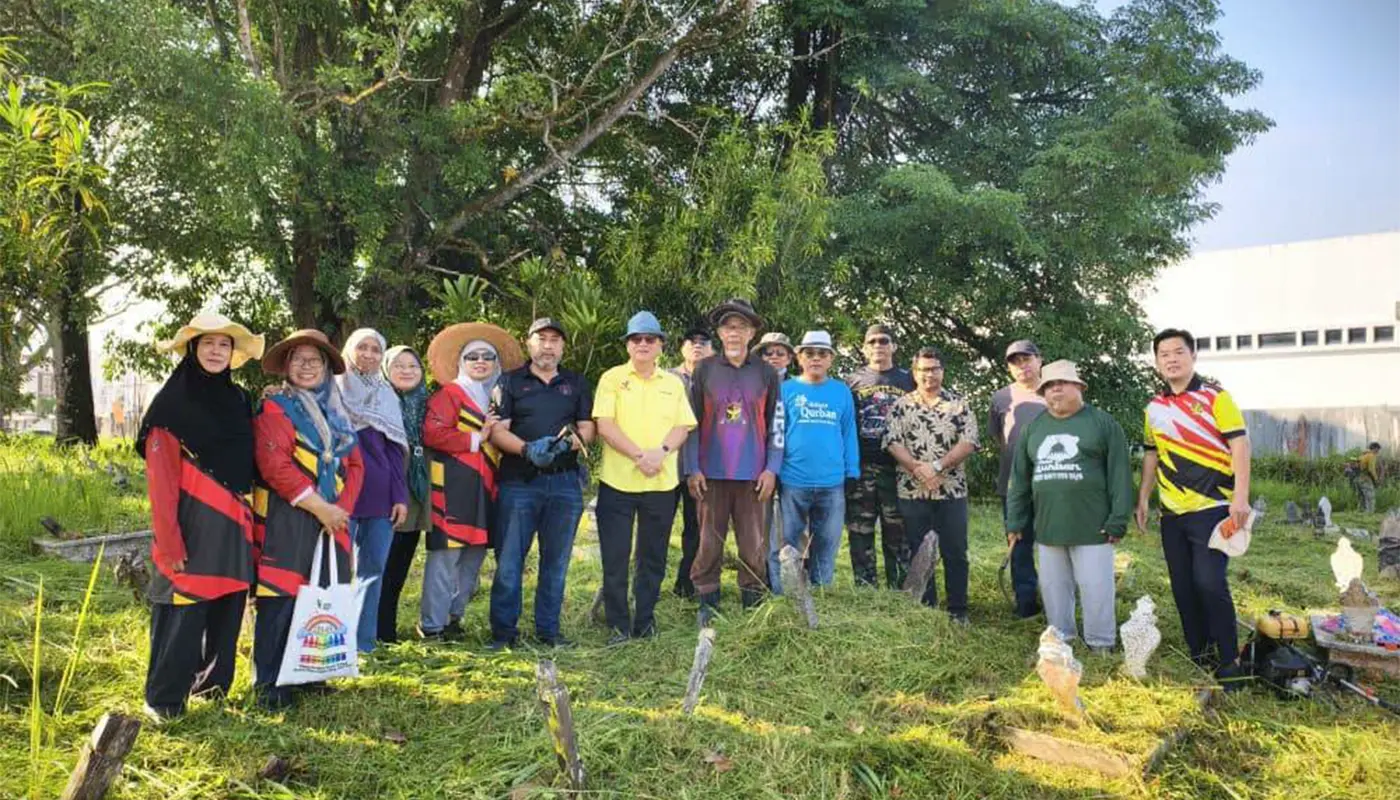 Community Joins Hands with Lo Khere Chiang to Clean Sg Maong Cemetery 1 Sarawak, Sarawak News, Kuching, Kuching News, Padawan, Community, Gotong-Royong, Islamic Cemetery, Heritage Preservation