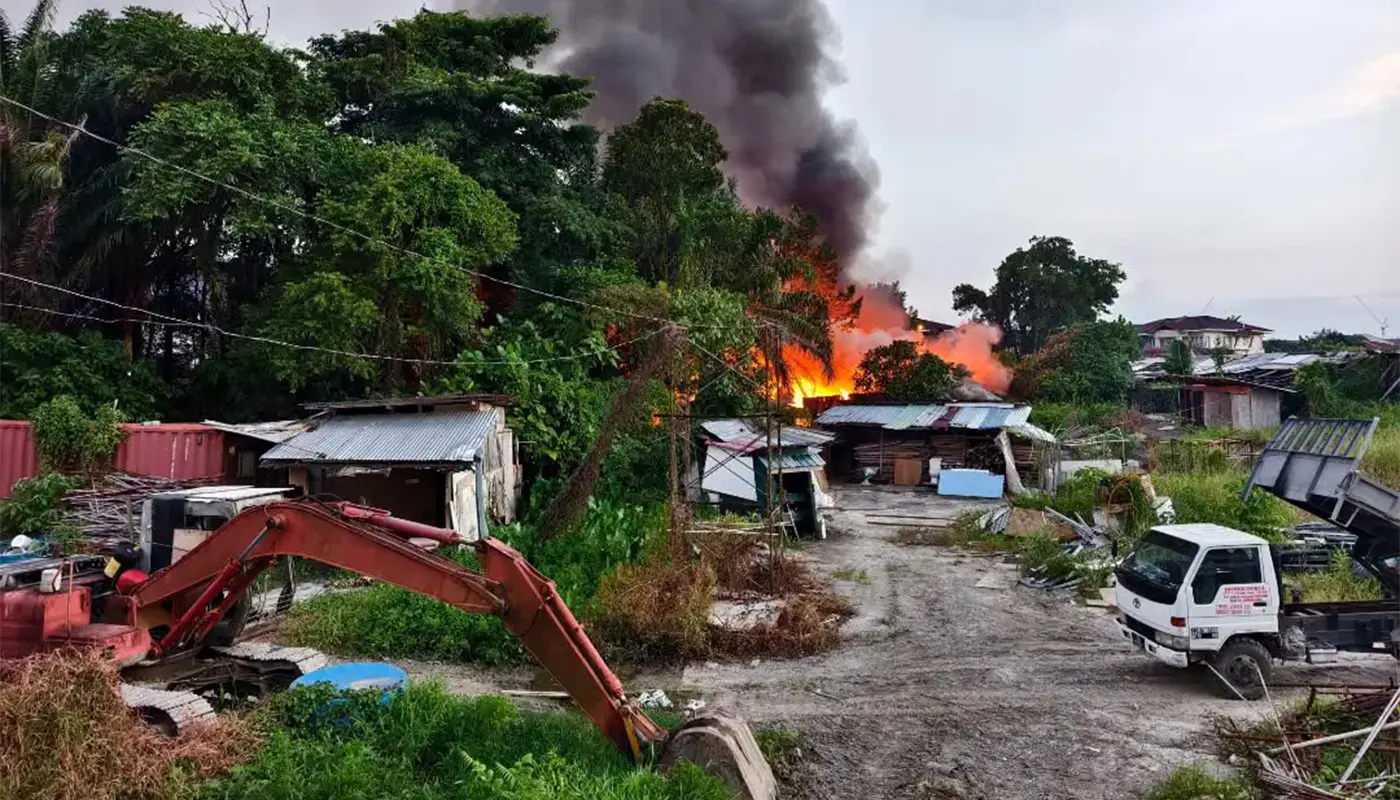 Fire Contained at Tropic City Construction Site in Kuching 1 Sarawak, Sarawak News, Kuching, Kuching News, Fire Incident, Emergency Response, Construction Site, MBKS, Public Safety