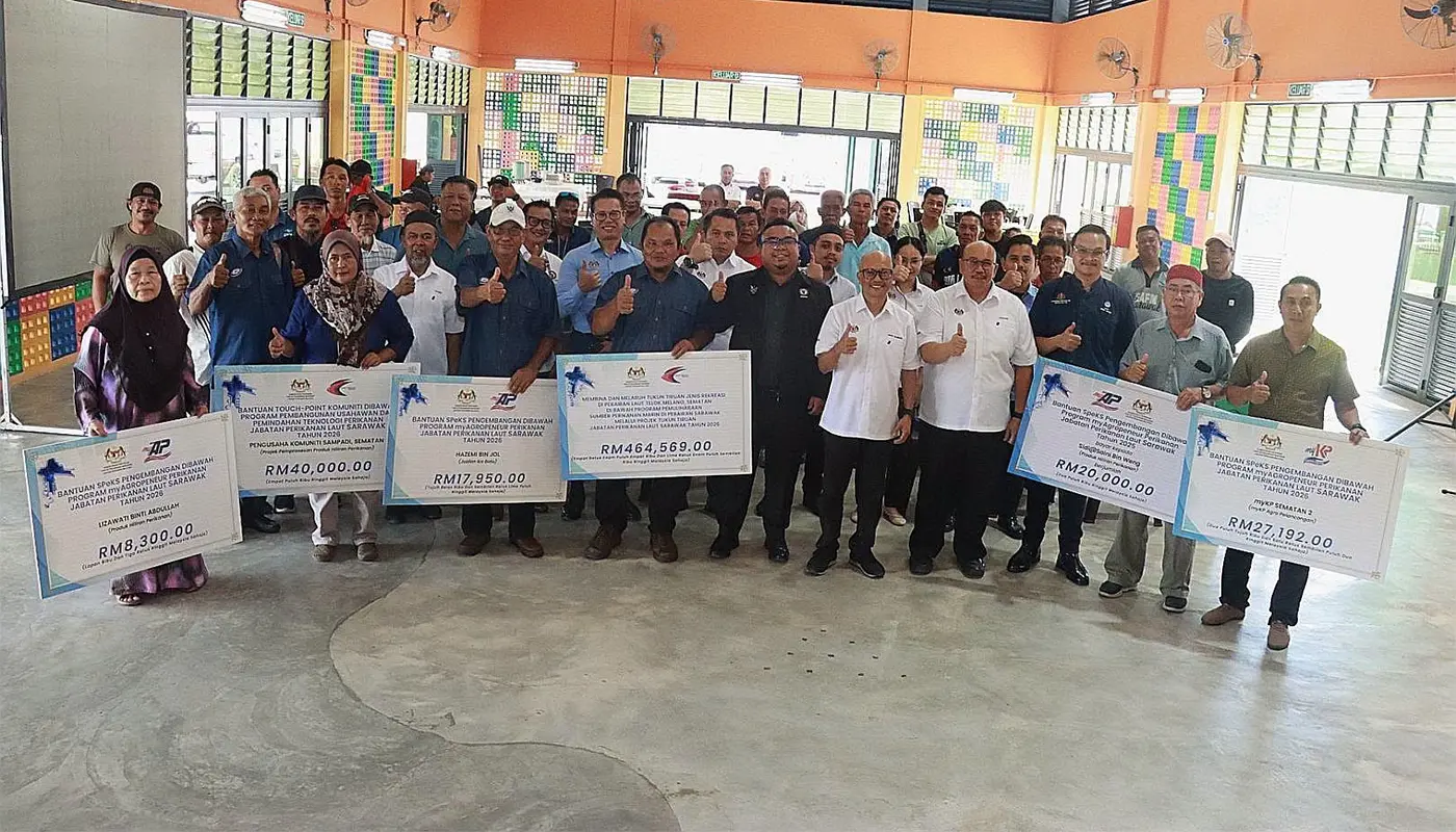 Fishermen in Sematan Receive Touch Point Aid 1 Sarawak, Sarawak News, Sematan, Sematan News, Fisheries, Marine Fisheries Department, LKIM, Fishermen Aid, Community Development, Socio-Economic Support