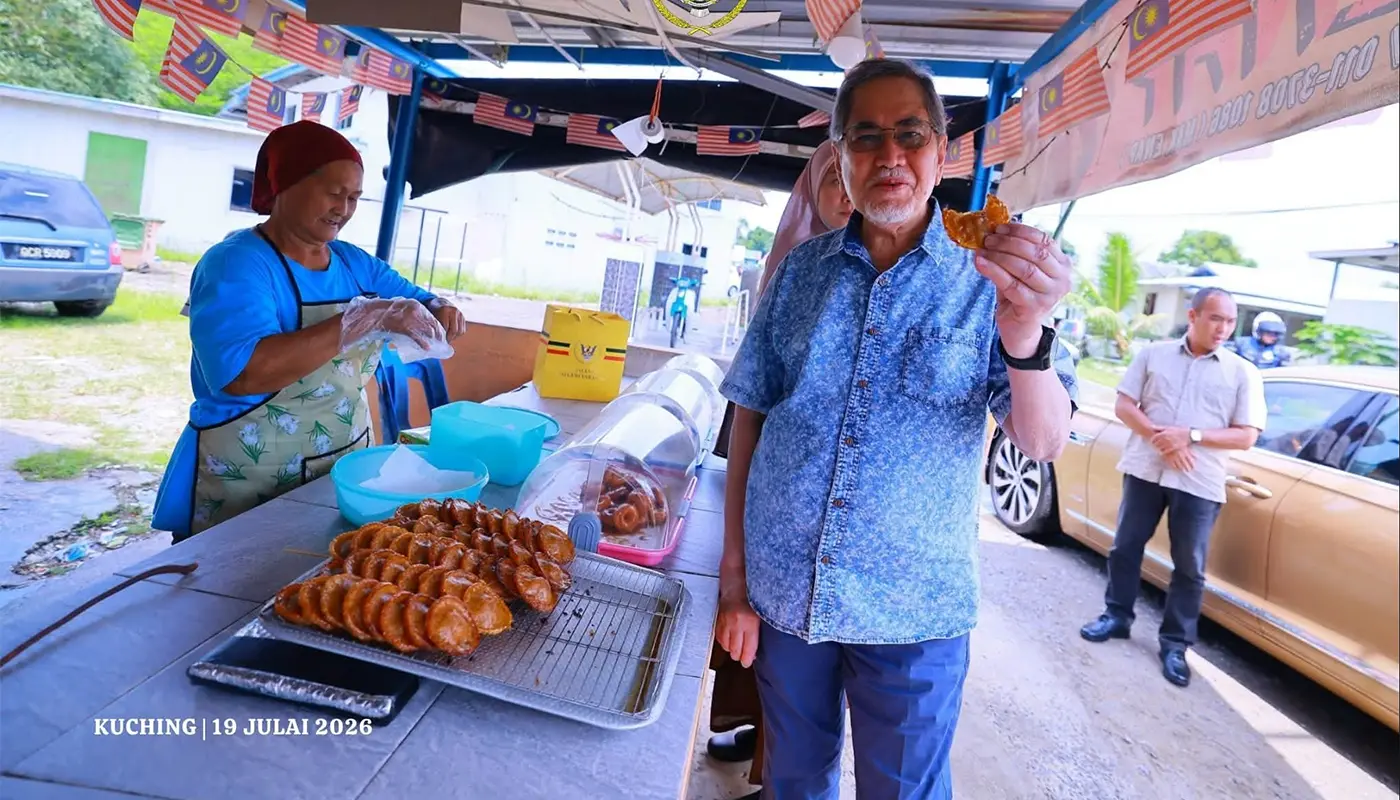 Sarawak Governor Enjoys Local Lunch at Kampung Buntal 1 Sarawak, Sarawak News, Kuching, Kuching News, Wan Junaidi, Kampung Buntal, Tourism, Food