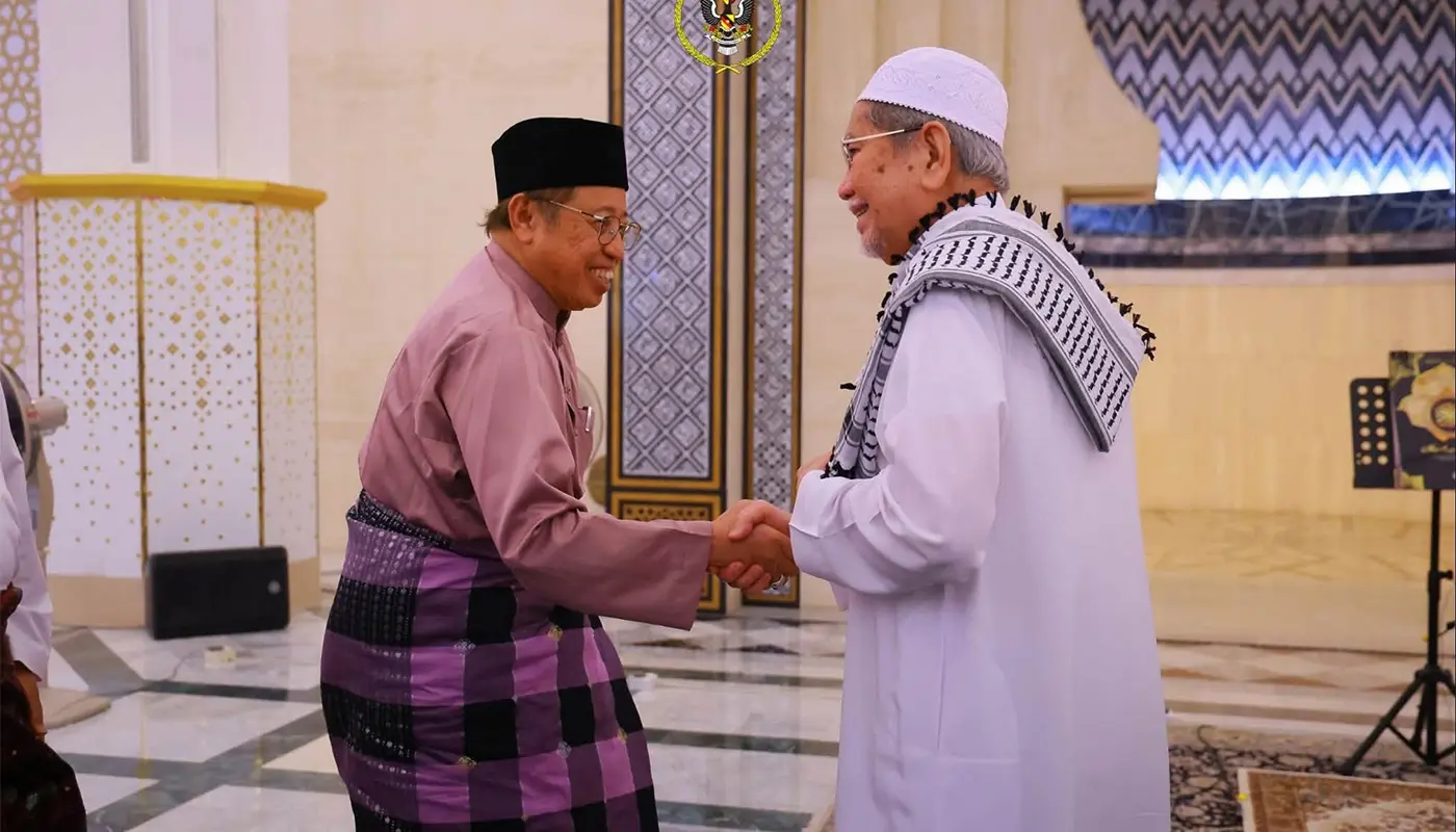 Sarawak Governor Joins Friday Prayers at State Mosque 1 Sarawak, Sarawak News, Kuching, Kuching News, State Mosque, Friday Prayers, Sarawak Governor, Islamic Affairs, Community Engagement