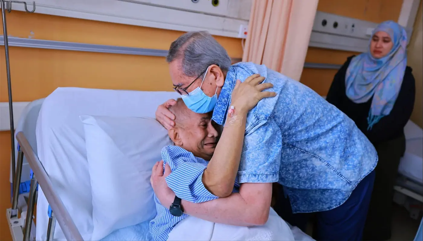 Sarawak Governor Visits Brother at SGH in Kuching Today 1 Sarawak, Sarawak News, Kuching, Kuching News, Wan Junaidi, SGH, Healthcare, Family