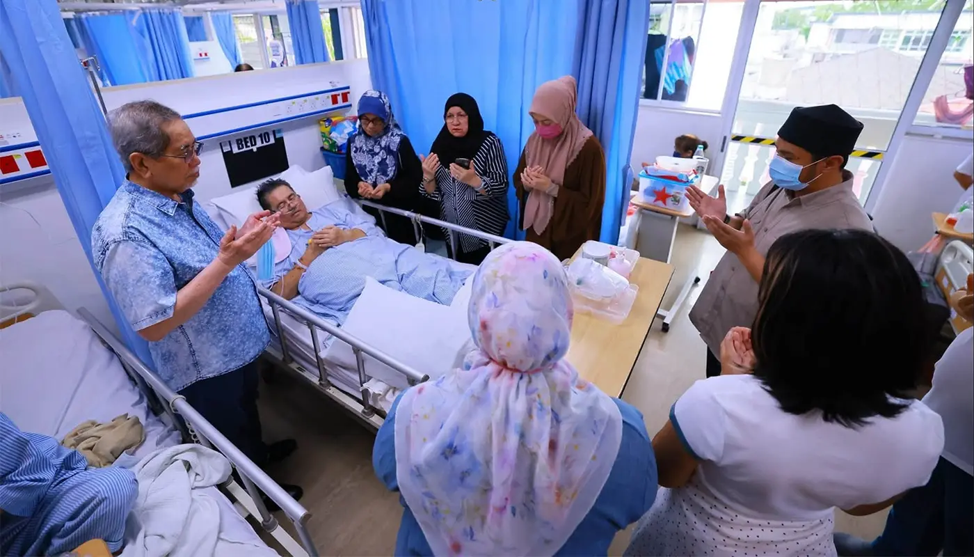 Sarawak Governor Visits Relative in Radiotherapy Unit at SGH 1 Sarawak, Sarawak News, Kuching, Kuching News, Wan Junaidi, SGH, Healthcare, Radiotherapy