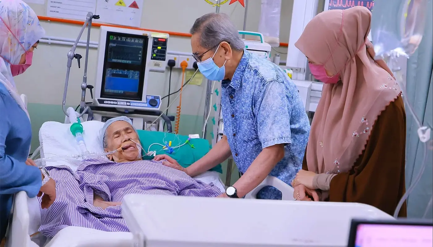 Sarawak Governor Visits Relatives and Patients at SGH in Kuching 1 Sarawak, Sarawak News, Kuching, Kuching News, Wan Junaidi, SGH, Healthcare, Community