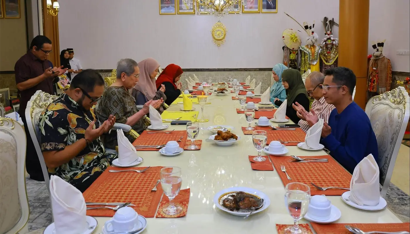 Sarawak Governor Hosts Family Dinner at Kasuma 1 Sarawak, Sarawak News, Kuching, Kuching News, Tun Wan Junaidi, Family Values, Community Leadership, Petra Jaya