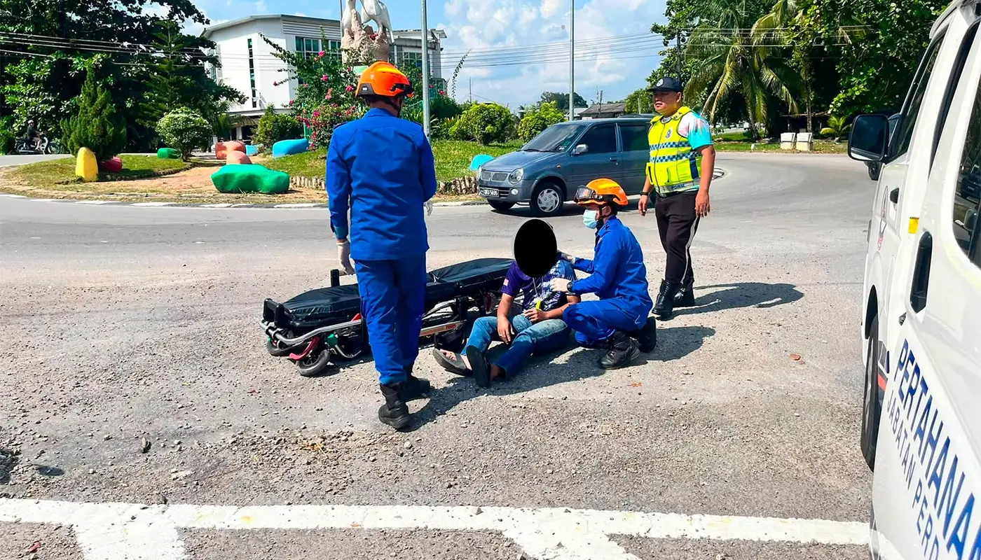 Sri Aman Civil Defence Responds Swiftly to Road Accident 1 Sarawak, Sarawak News, Sri Aman, Sri Aman News, Civil Defence, Road Safety, Emergency Response, Accident