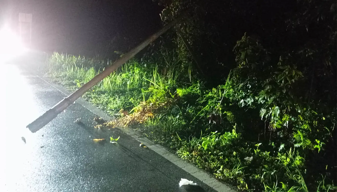Telecom Pole Cleared by APM Lundu Sematan 1 Sarawak, Sarawak News, Sematan, Sematan News, Lundu, Lundu News, Emergency Response, Civil Defence Force, APM Sarawak, Road Safety