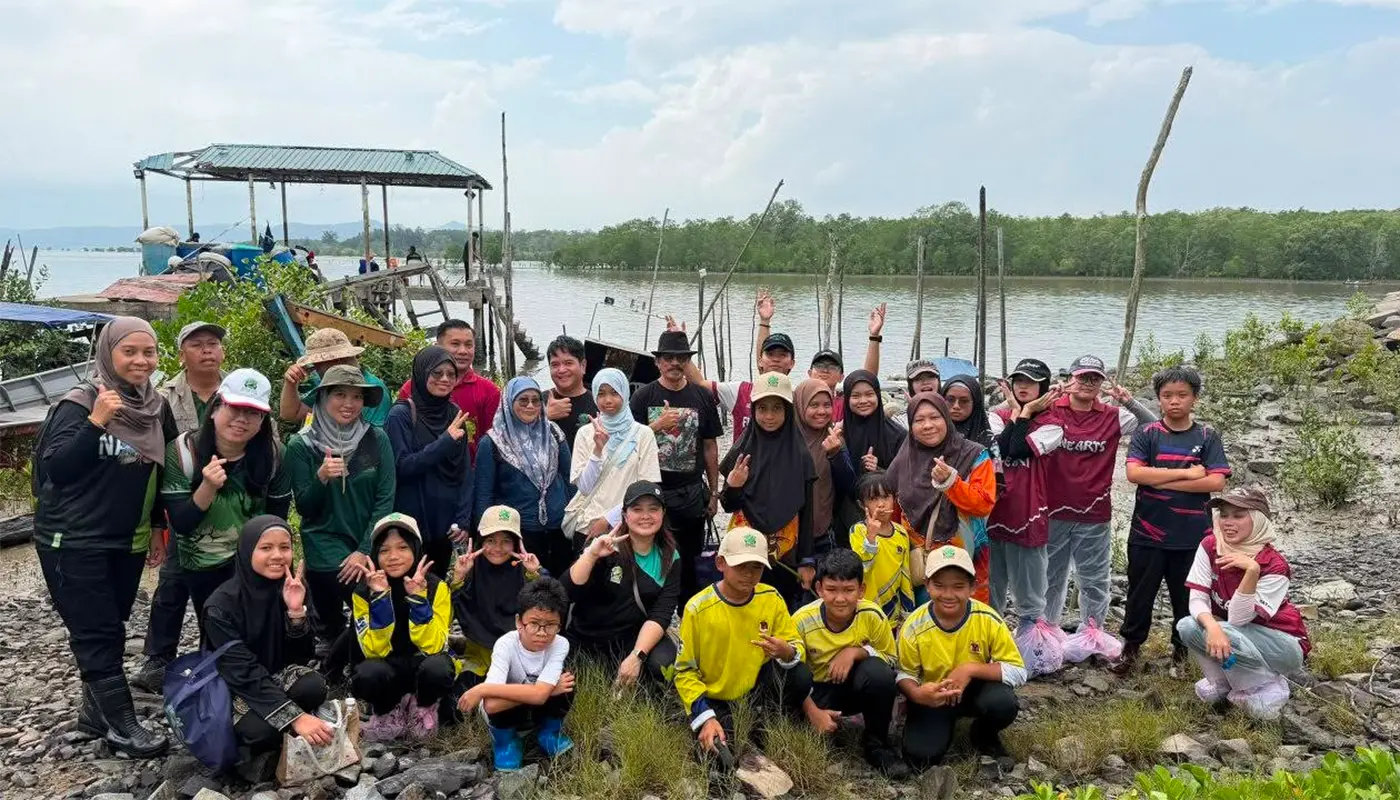Workshop Participants Explore Sarawak Mangrove Ecosystems 1 Sarawak, Sarawak News, Kuching, Kuching News, Mangrove Conservation, Biodiversity, Sarawak Forest Department, SABAKAU, Environmental Education, Kampung Buntal