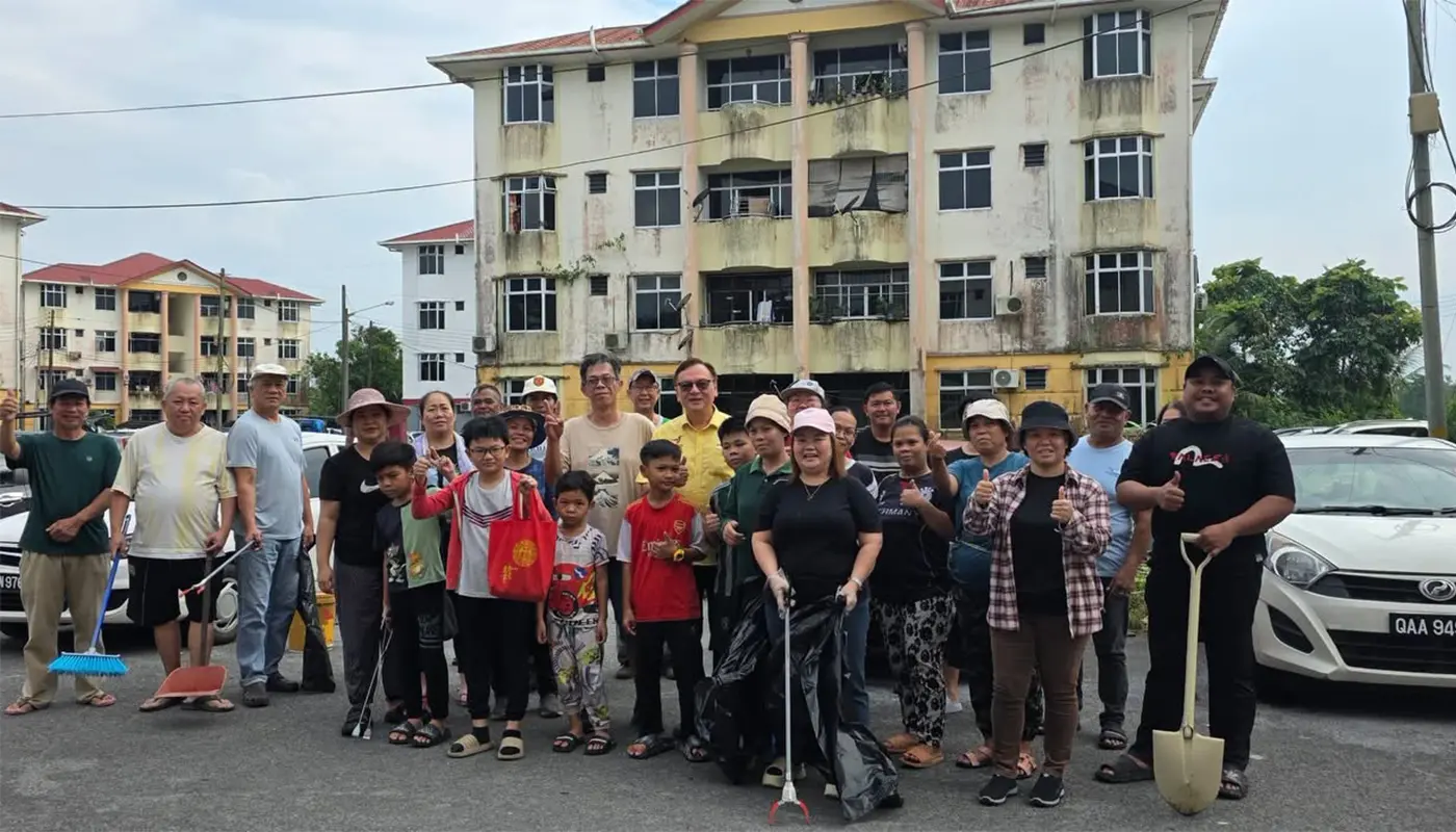 YB Lo Joins Residents for Cleanup at Taman Country Hill 1 Sarawak, Sarawak News, Kuching, Kuching News, Lo Khere Chiang, Community Service, Environment, Gotong-Royong