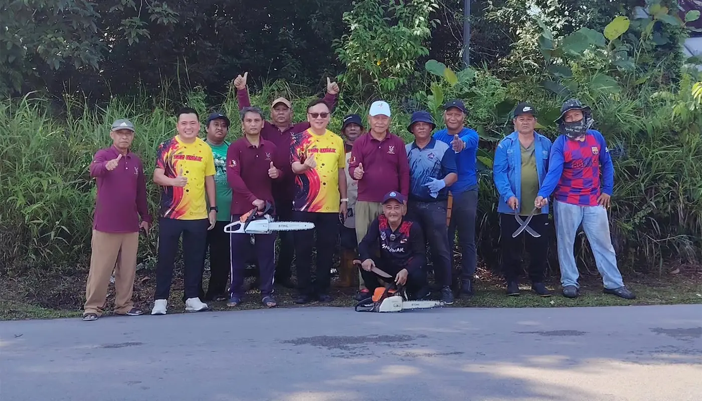 YB Lo Khere Chiang Joins Community Clean-Up Efforts 1 Sarawak, Sarawak News, Kuching, Kuching News, Batu Kitang, Community Service, Lo Khere Chiang, Gotong-Royong, Local Government, Kampung Semaba