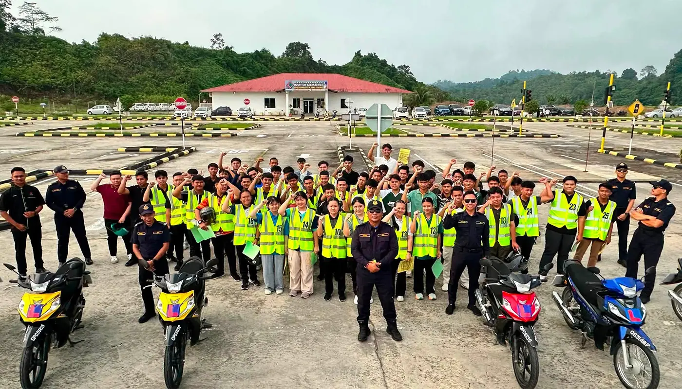 55 Kapit Students Take Part in MyLesen B2 Practical Training 1 Sarawak, Sarawak News, Kapit, Kapit News, MyLesen B2 School, MyB2S, Class B2 Driving Licence, Motorcycle Licence, JPJ Sarawak, Road Safety, Secondary School Students