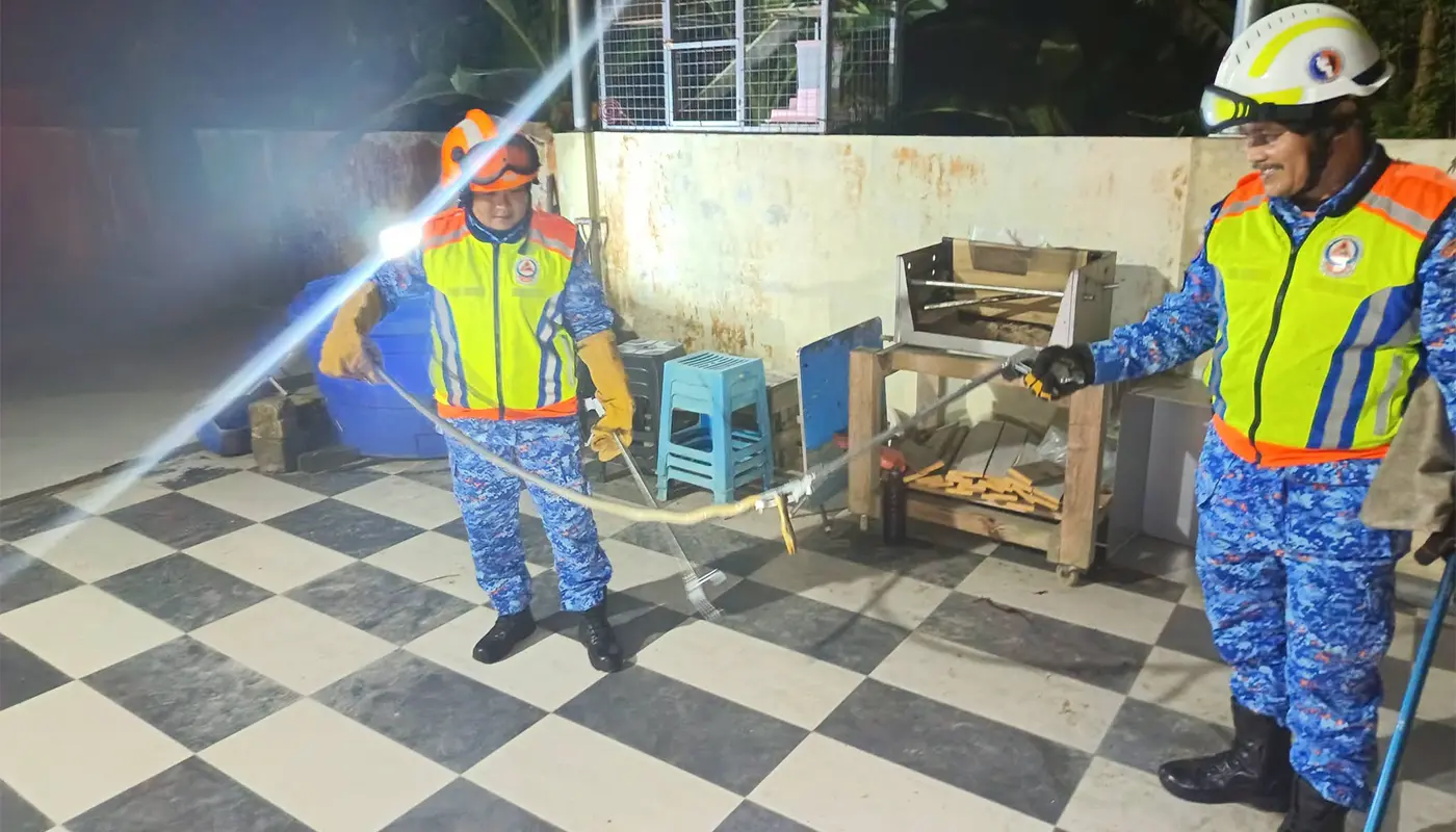 APM Mukah Safely Captures Black Cobra Behind Residence 1 APM Mukah, Sarawak, Sarawak News, Mukah, Mukah News, APM, Snake Removal, Cobra, Emergency Response, Community Safety