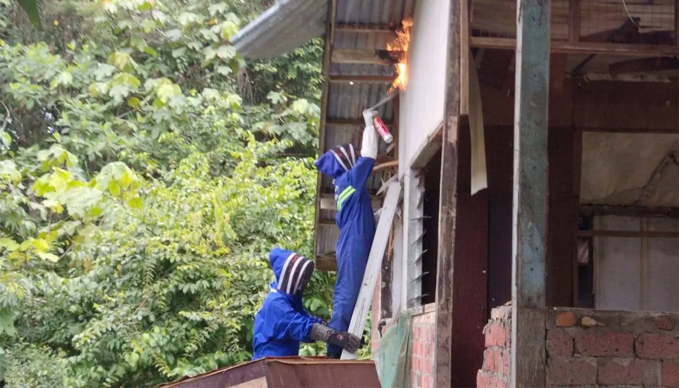 APM Removes Bee Hive From School Wall Safely in Saratok 1 APM Saratok, Sarawak, Sarawak News, Saratok, Saratok News, Civil Defence, APM, School Safety, Wildlife Management, Community Protection