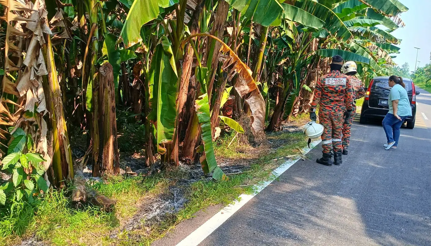 Asajaya Grass Fire Doused by Resident Before Firefighters Arrive 1 Sarawak, Sarawak News, Asajaya, Asajaya News, Grass Fire, Fire and Rescue Department
