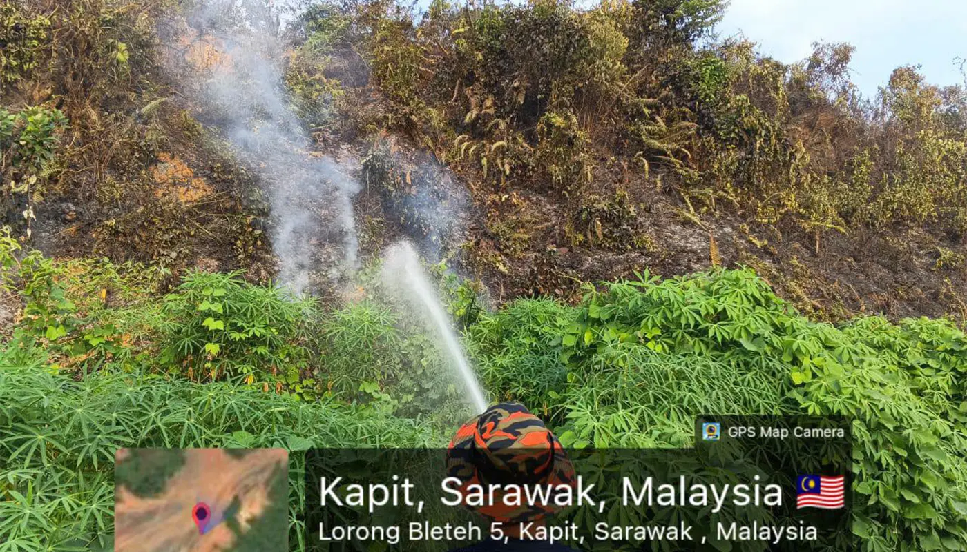 Bush Fire in Kapit Near Ngu Chu Beng Driving School Extinguished 1 Sarawak, Sarawak News, Kapit, Kapit News, Bush Fire, Fire Incident, Ngu Chu Beng Driving School, Fire and Rescue, BBP Kapit