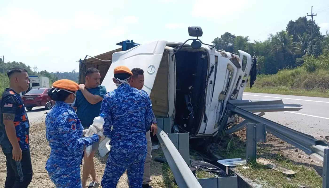 Driver Injured in Simpang Debak Lorry Collision 1 Sarawak, Sarawak News, Simpang Debak, Debak, Debak News, Road Accident, Traffic Safety, APM, Vehicle Collision, Public Infrastructure