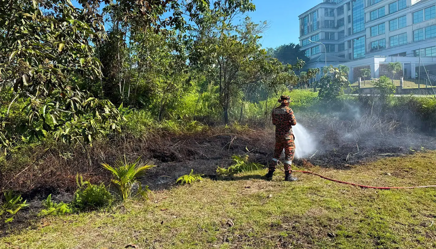 Firefighters Respond to Bushfire at Kapit Sports Youth Hostel 1 Sarawak, Sarawak News, Kapit, Kapit News, Fire Incident, BBP Kapit, Emergency Services, Public Safety, Environment