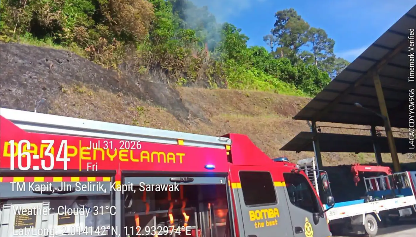 Firefighters Tackle Grassland Fire Near Kapit Airport Road 1 Sarawak, Sarawak News, Kapit, Kapit News, Fire Incident, BBP Kapit, Emergency Response, Public Safety, Environment
