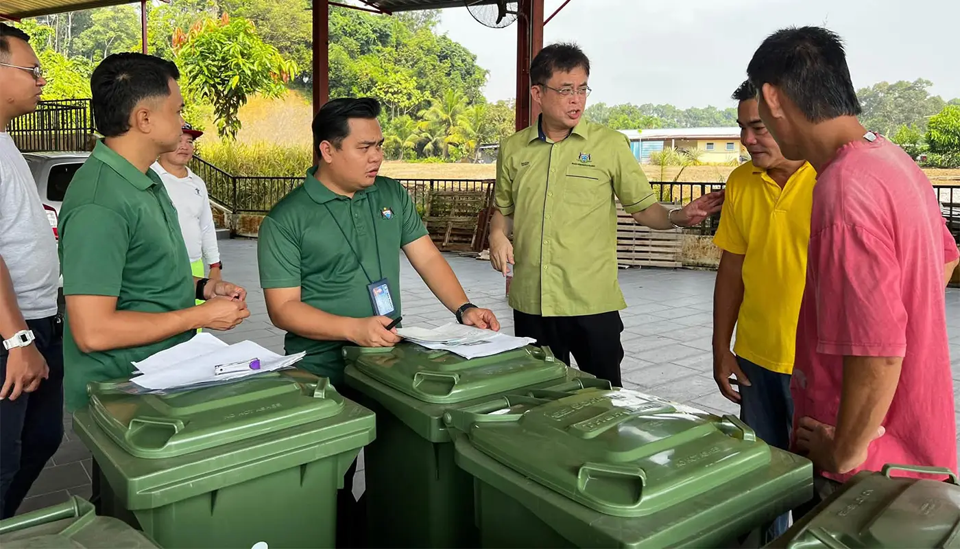 MPP Chairman Distributes Bins in Batu Kawa to Curb Illegal Dumping 1 Sarawak, Sarawak News, Batu Kawa, Batu Kawa News, MPP, Waste Management, Illegal Dumping, Tan Kai, Community, Sanitation