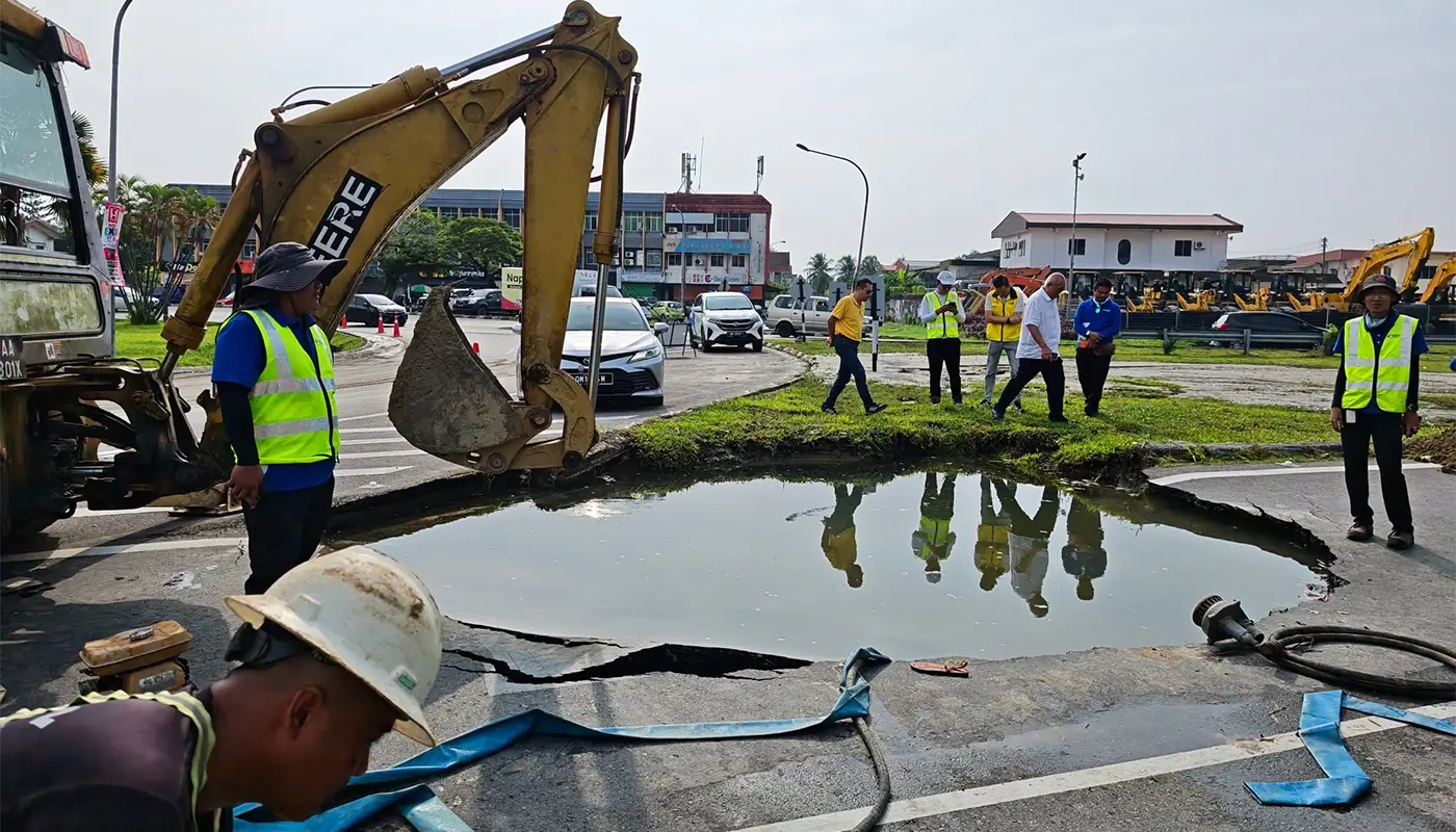 Miri Water Pipe Burst Disrupts Traffic and Supply 1 Sarawak, Sarawak News, Miri, Miri News, Sarawak Water, Infrastructure, Road Safety, Adam Yii, Public Utilities, Water Supply