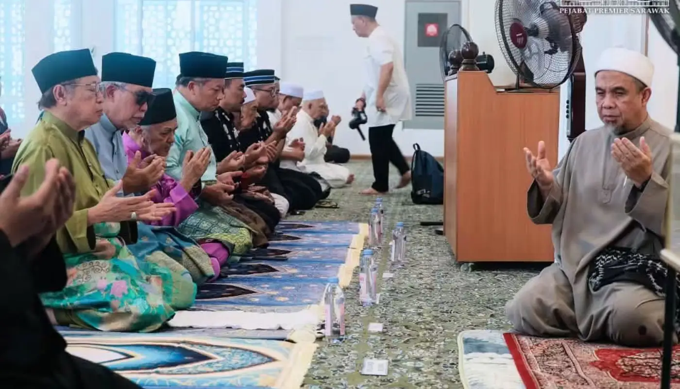 Premier Attends Friday Prayers At Al-Muttaqin Mosque In Sarikei 1 Sarawak, Sarawak News, Sarikei, Sarikei News, Abang Johari, Al-Muttaqin Mosque, Community Engagement, Islamic Affairs