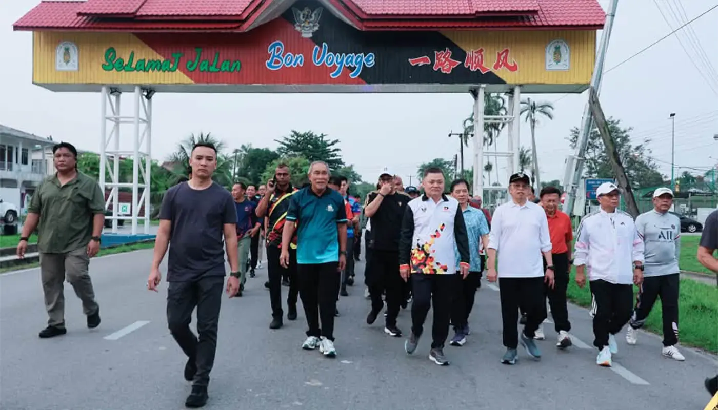 Premier Joins Community Briskwalk and Breakfast in Sarikei 1 Sarawak, Sarawak News, Sarikei, Sarikei News, Abang Johari, Healthy Lifestyle, Community Engagement, Bazar MARA, Taman Tasik, Public Health