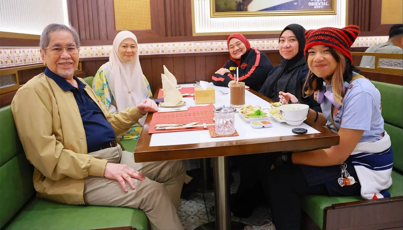 Sarawak Governor Enjoys Family Day Out at Vivacity Megamall 1 Sarawak, Sarawak News, Kuching, Kuching News, Tun Wan Junaidi, Vivacity Megamall, Royal Family, Community Engagement