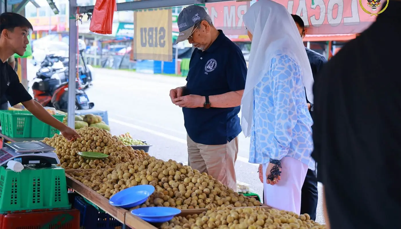 Sarawak Governor Explores Samariang Markets With Family 1 Sarawak, Sarawak News, Kuching, Kuching News, Tun Wan Junaidi, Bandar Baru Samariang, Local Markets, Community Engagement, Sarawak Fruits