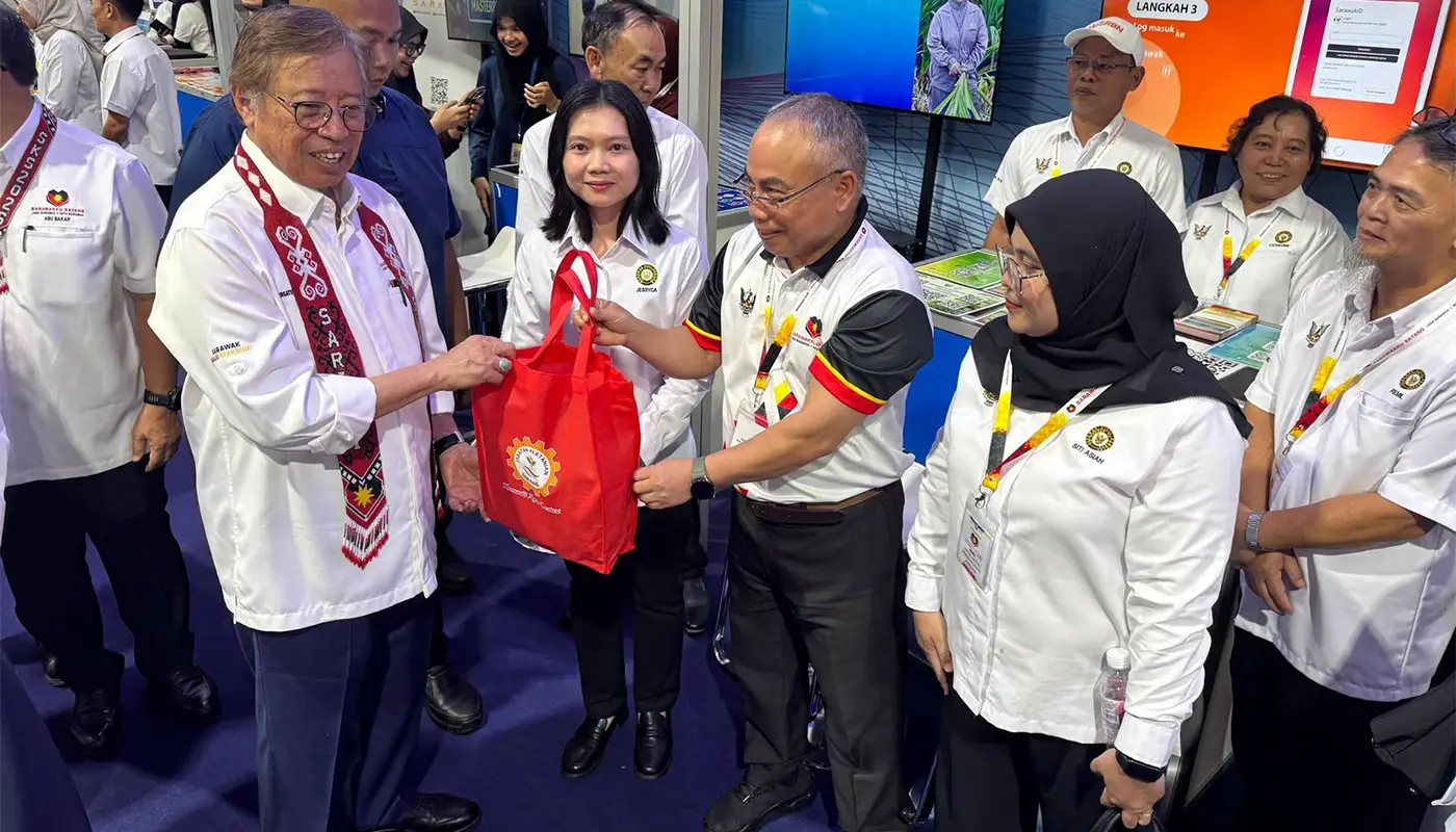 Sarawak Premier Tours Agriculture Booth at Sarikei Event 1 Sarawak, Sarawak News, Sarikei, Sarikei News, Abang Johari, Sarawak Agriculture Department, Sarawakku Sayang, Farming Community, Agricultural Development, Rural Outreach