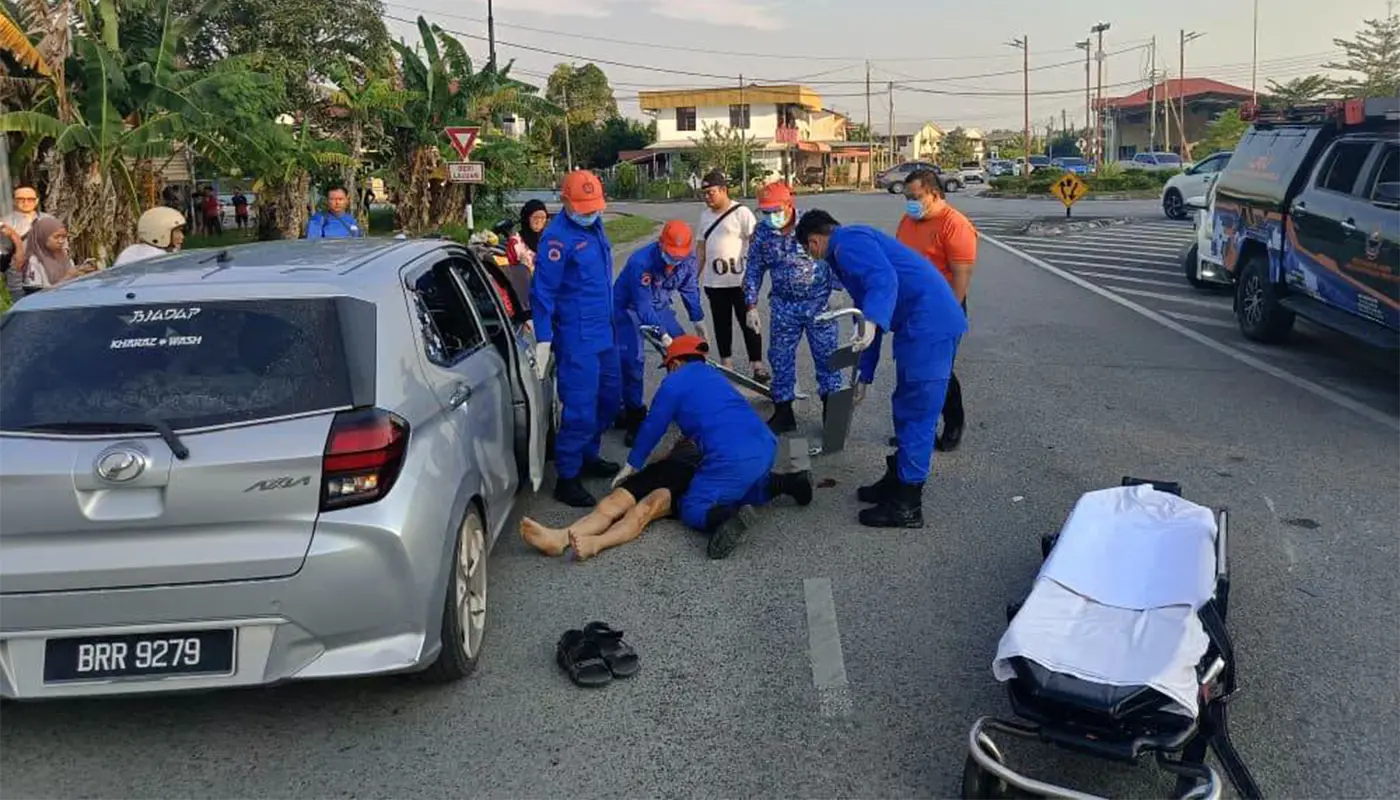 Sarikei Civil Defence Team Aids Road Accident Victim Promptly 1 Sarawak, Sarawak News, Sarikei, Sarikei News, APM, Road Accident, Emergency Response, First Aid, Community Safety