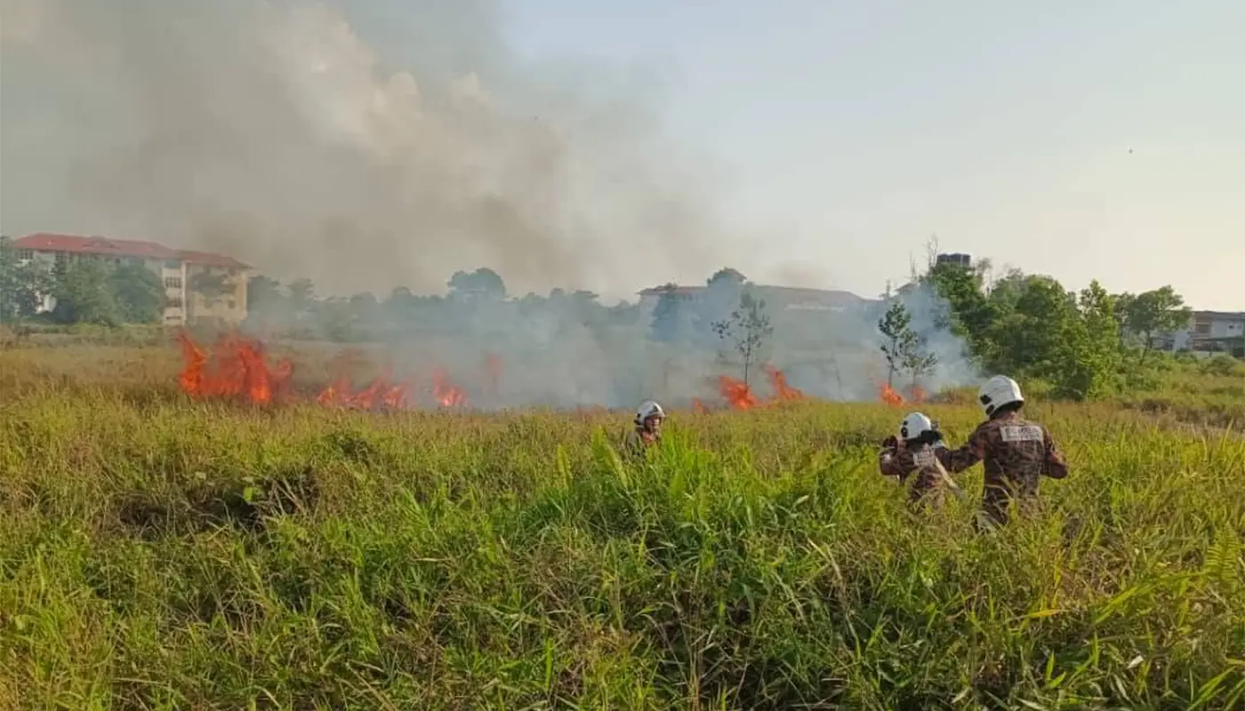 Sibu Jaya Firefighters Extinguish One Acre Church Land Fire 1 Sarawak, Sarawak News, Sibu Jaya, Sibu Jaya News, Fire and Rescue Department, BOMBA, Fire Incident, Emergency Response, Community Safety